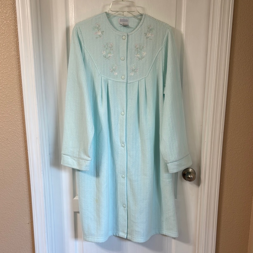 Heavenly Bodies Light Blue Embroidered Button-Up Nightgown Sz M